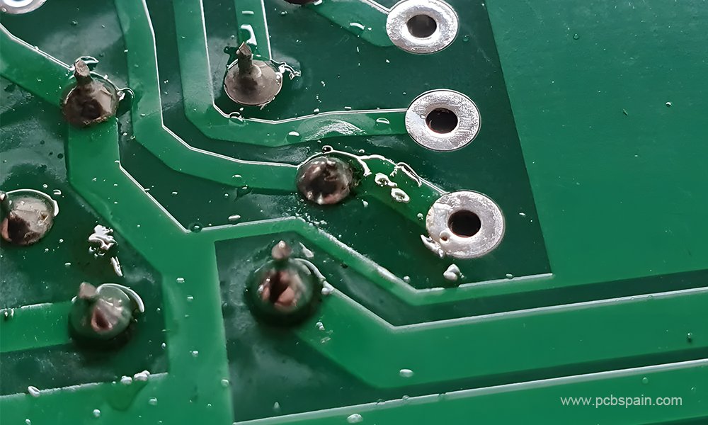 Residuos de fundente en PCB